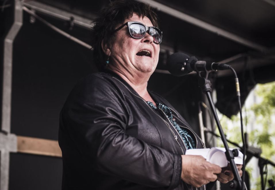 Omsorgs-medarbejdere i det offentlige - blandt andre sosu'er og sygeplejersker - forventer, at de kan få en mærkbar fremgang i løn- og arbejdsvilkår. Og vi har krav nok, oplyser Mona Striib, som er formand for Forhandlingsfællesskabet og FOA.