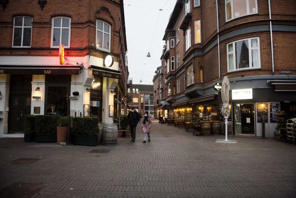 Restauranter og beværtninger i 38 restriktionsramte kommuner kan fremover få lønhjælp til den del af, som ikke kan deltage i salg ud af huset. - 