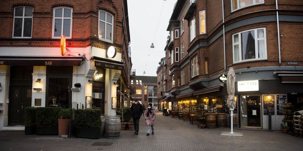 Restauranter og beværtninger i 38 restriktionsramte kommuner kan fremover få lønhjælp til den del af, som ikke kan deltage i salg ud af huset. - 