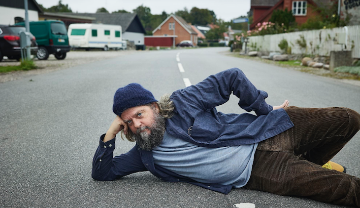 Anders Lund Madsen skal i en ny podcast være med til at belyse, hvad livskvalitet er, når man bor på landet og hvordan begrebet er koblet sammen med f.eks. fællesskaber, traditioner, stedsidentitet, lokale mødesteder, natur og afstande.