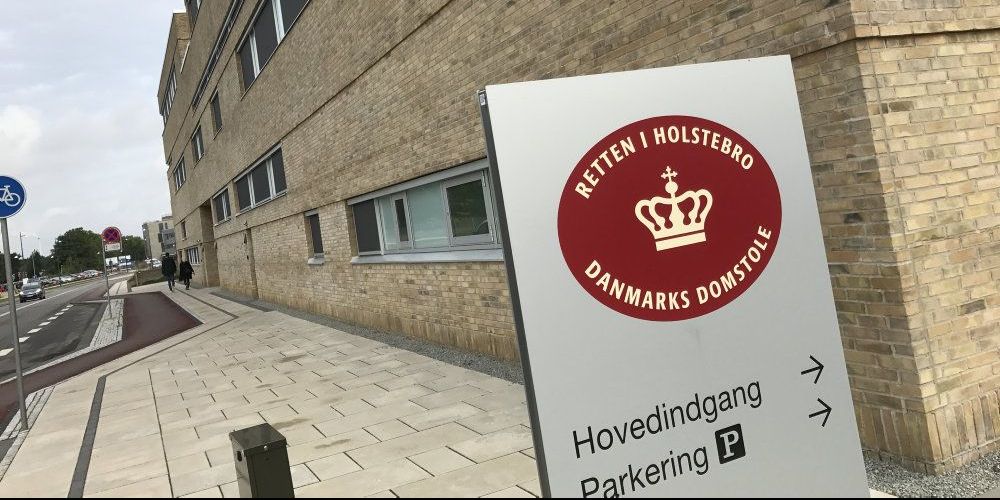 Retten i Holstebro har idømt en tidligere havnechef seks måneders betinget fængsel for mandatsvig. Han købte varer til sig selv på kommunens regning og lod færgeoverfart betale falske fakturaer. (Arkiv)
