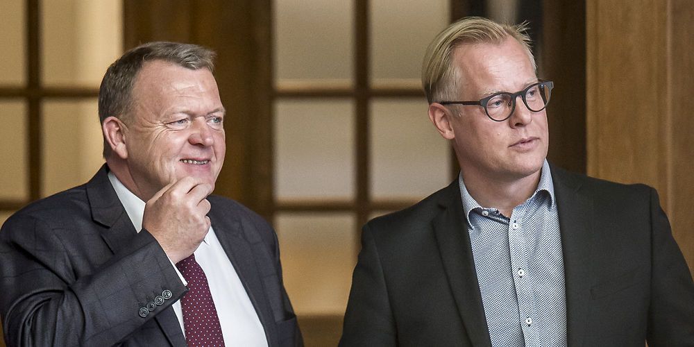 Lars Løkke Rasmussen og Carl Holst har været tætte politiske allierede og venner, siden de mødtes i Venstres Ungdom for cirka 40 år siden. Ifølge Carl Holst er Løkkes nye politiske projekt båret af bitterhed og personlige ambitioner. Holst tror derfor ikke på, at Løkkes projekt er langtidsholdbart.