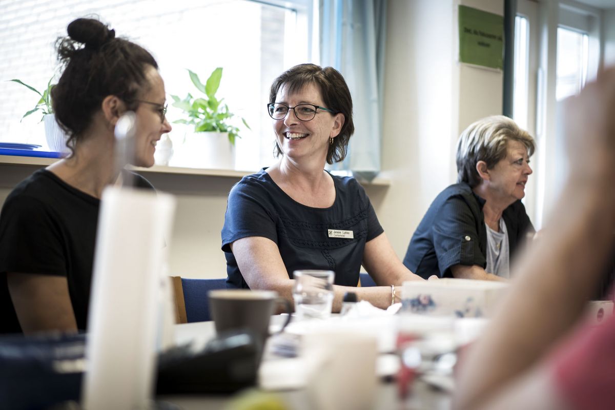 Analyse fra Dansk Arbejdsgiverforening viser, at man ved at nedbringe sygefraværet på niveau med det private arbejdsmarked kan tilføre betydeligt flere hænder i stat, regioner og ikke mindst kommuner. (Modelfoto)