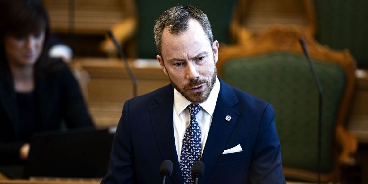 (Arkiv) Venstre formand Jakob Ellemann-Jensen tilsluttede sig søndag regeringens forslag om, at indvandrere på kontanthjælpsydelser skal aktiveres 37 timer om ugen.
