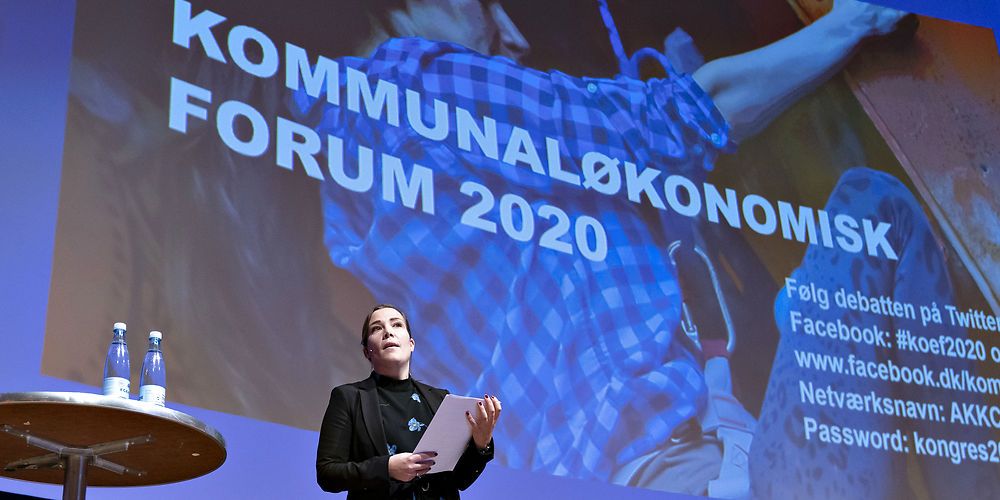 Astrid Krag kom gang på gang i åben konflikt med mange borgmestre. Blandet andet da hun på Kommunaløkonomisk Forum holdt en tale, der blev opfattet som en massiv kritik af de borgmestre, som havde nedlagt små plejehjem for at få de stramme budgetter til at hænge sammen.