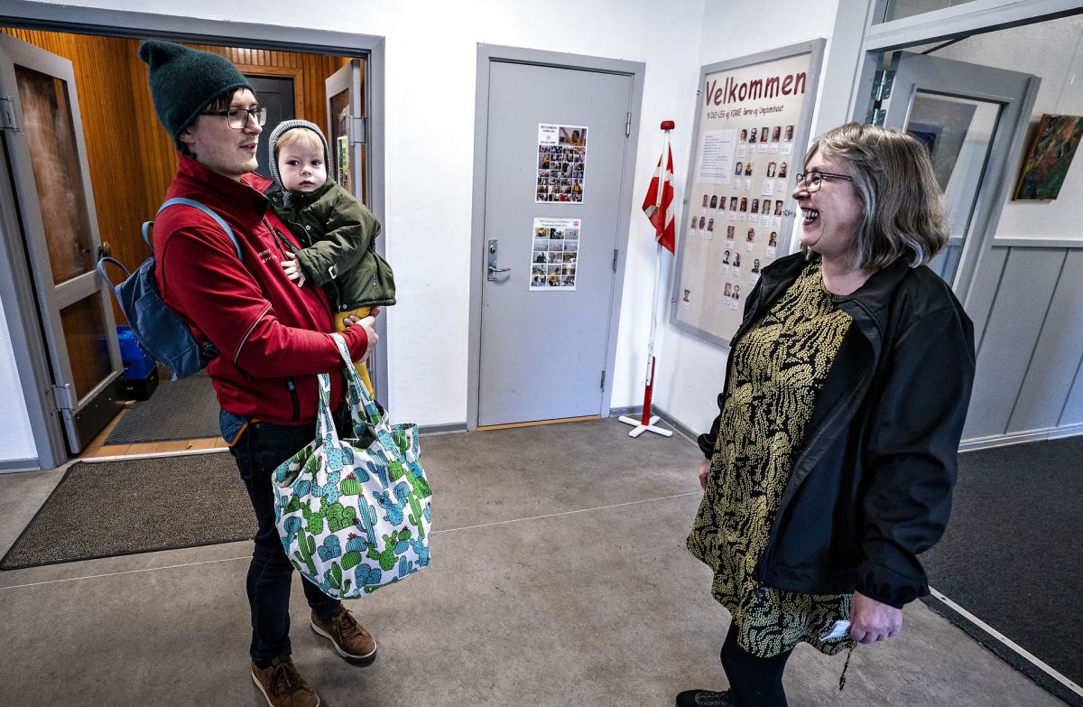 Forældre kræver, at de igen kan aflevere deres børn indenfor, når corona-pandemien er overstået. På den baggrund må Familieudvalg nu droppe plan.
