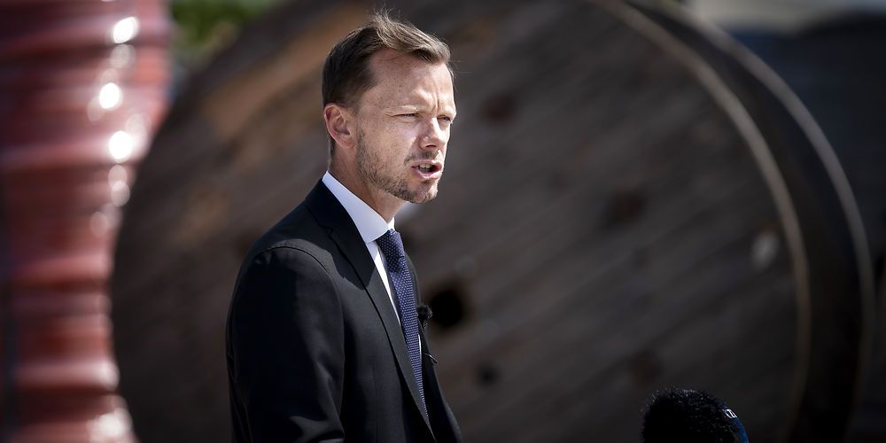 (Arkiv) Beskæftigelsesminister Peter Hummelgaard opfordrer sammen med syv faglige ledere jobcentre og virksomheder til at få ufaglærte i gang som voksenlærlinge. Billedet er fra den første opkvalificeringsaftale, som ministeren lancerede hos teknikvirksomheden Kemp & Lauritzen i juni 2019.