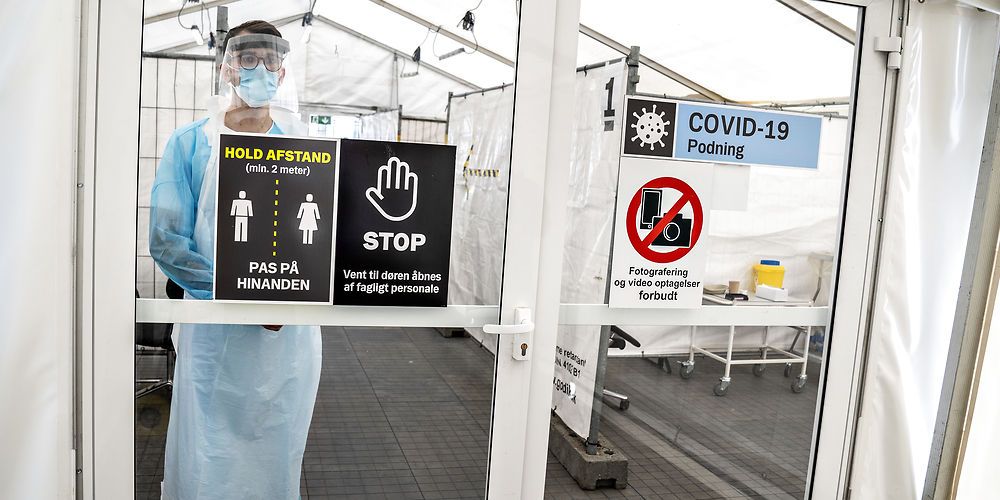 Alle, der går på arbejde, skal testes en gang om ugen for at tage den nye britiske mutation af covid-19 i opløbet. Det opfordrede justitsminister Nick Hækkerup til på pressemøde tirsdag.