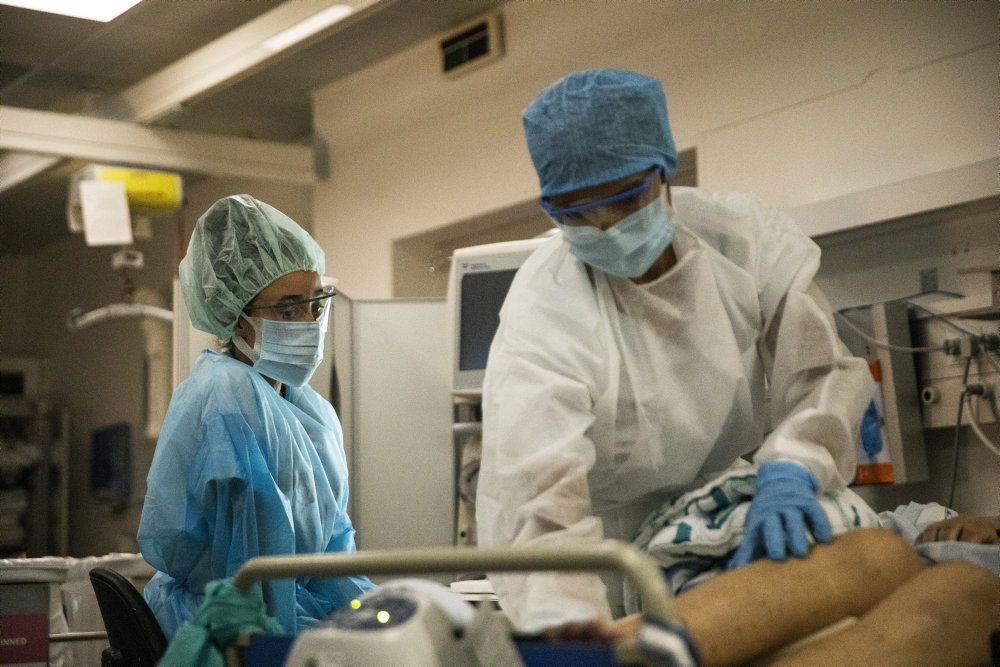 Antallet af coronapatienterne presser hospitalerne i Region Sjælland. Derfor får sygehusene nu hjælp fra de 17 kommuner i Region Sjælland, der stiller kommunale sengepladser til rådighed. Billedet er fra en intensivafdeling med coronapatienter på Bispebjerg Hospital i Region Hovedstaden. (Arkivfoto).