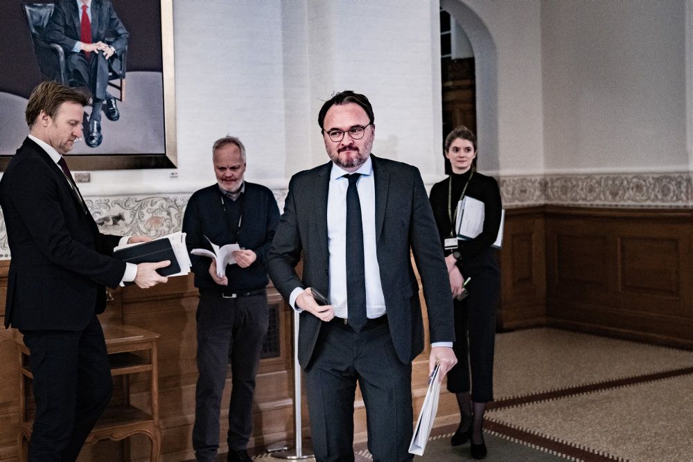 Fungerende erhvervsminister Dan Jørgensen (S) var tirsdag i samråd for at orientere om håndteringen af de økonomiske hjælpepakker til dansk erhvervsliv.
