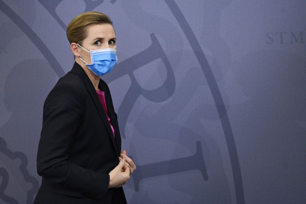 Den britiske variant af coronavirus kan ikke bremses i Danmark, men man kan forsinke udbredelsen med restriktioner, påpeger statsminister Mette Frederiksen (S).