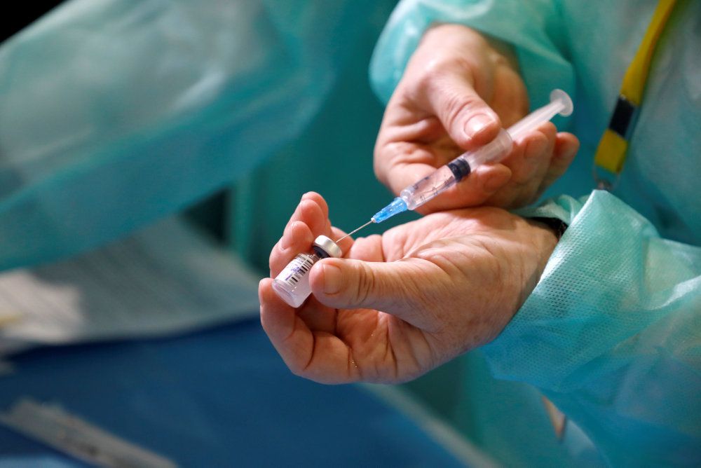 Der er 2,25 milliliter i hvert hætteglas med coronavaccine fra selskaberne Pfizer og BioNTech. Det skal række til fem doser, men det lykkes ofte at trække seks eller syv doser ud.