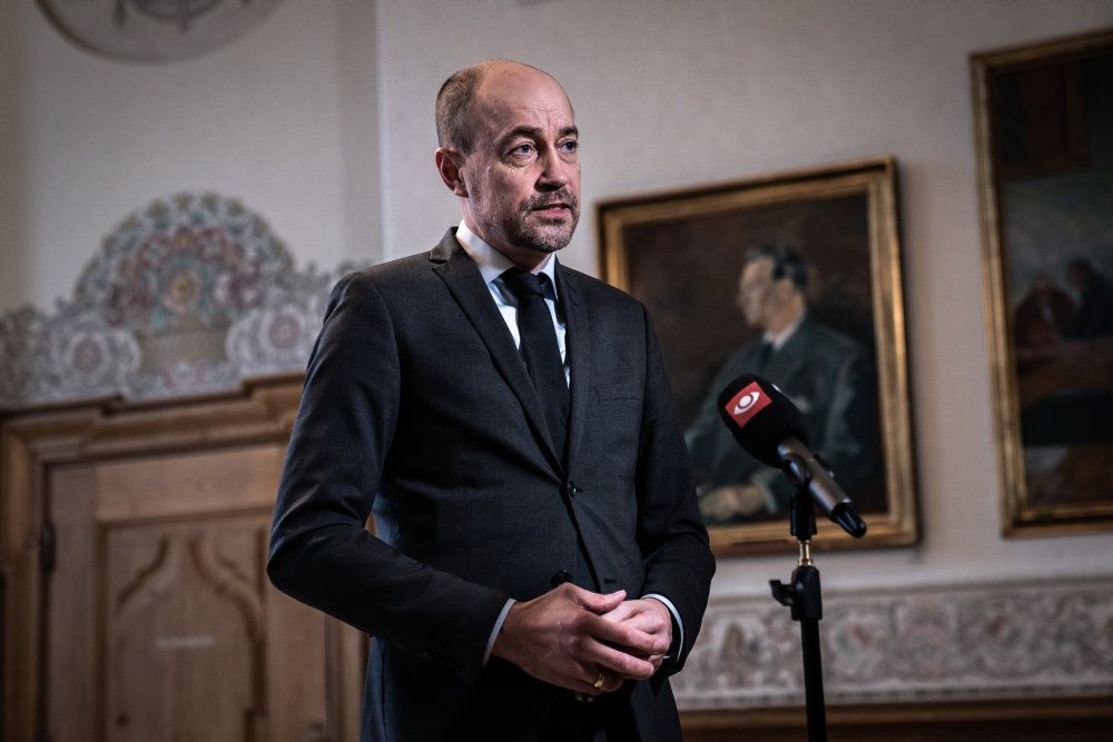 Sundhedsminister Magnus Heunicke fortæller, at der ingen planer er fra Sundhedsstyrelsen om at samle børnekræftbehandlingen ét sted i Danmark.