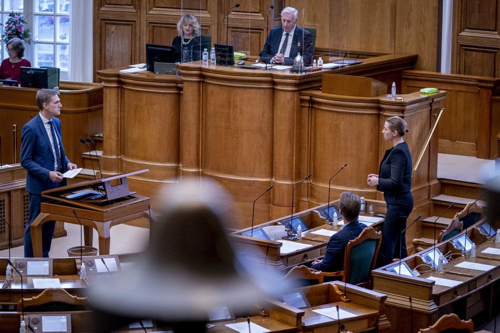 Statsminister Mette Frederiksen (S) besvarer spørgsmål i salen fra Dansk Folkepartis Kristian Thulesen Dahl. Her siger hun, at hun ser et klart behov for at forlænge restriktioner.