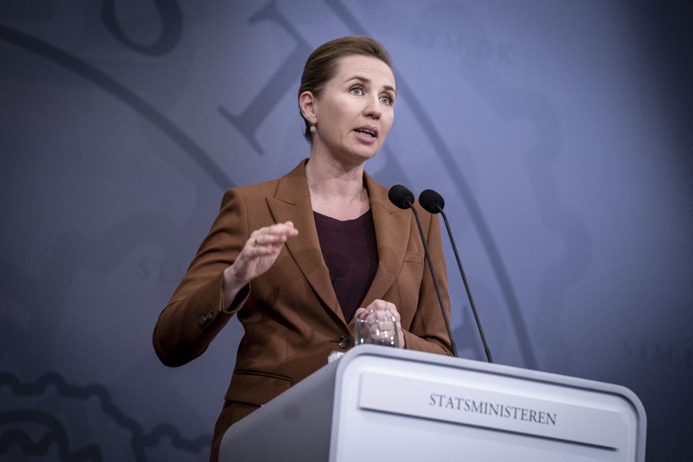 (ARKIV) Pressemøde med statsminister Mette Frederiksen i Spejlsalen på Christiansborg, tirsdag den 5. januar 2021..Statsminister Mette Frederiksen (S) forbereder i et interview på TV2 borgerne i Danmark på, at de nuværende restriktioner sandsynligvis bliver forlænget. Det skriver Ritzau, mandag den 11. januar 2021.. (Foto: Liselotte Sabroe/Ritzau Scanpix)