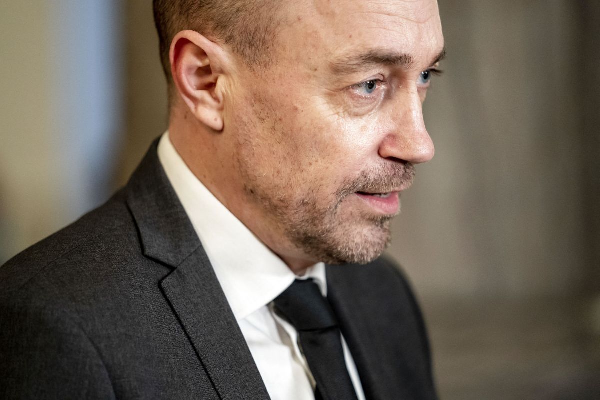 Magnus Heunicke (S) har mistet titlen ældreminister og er nu udelukkende sundhedsminister. Adskillelsen af de de to ressortområder kan blive til skade for de ældre, advarer organisationer.