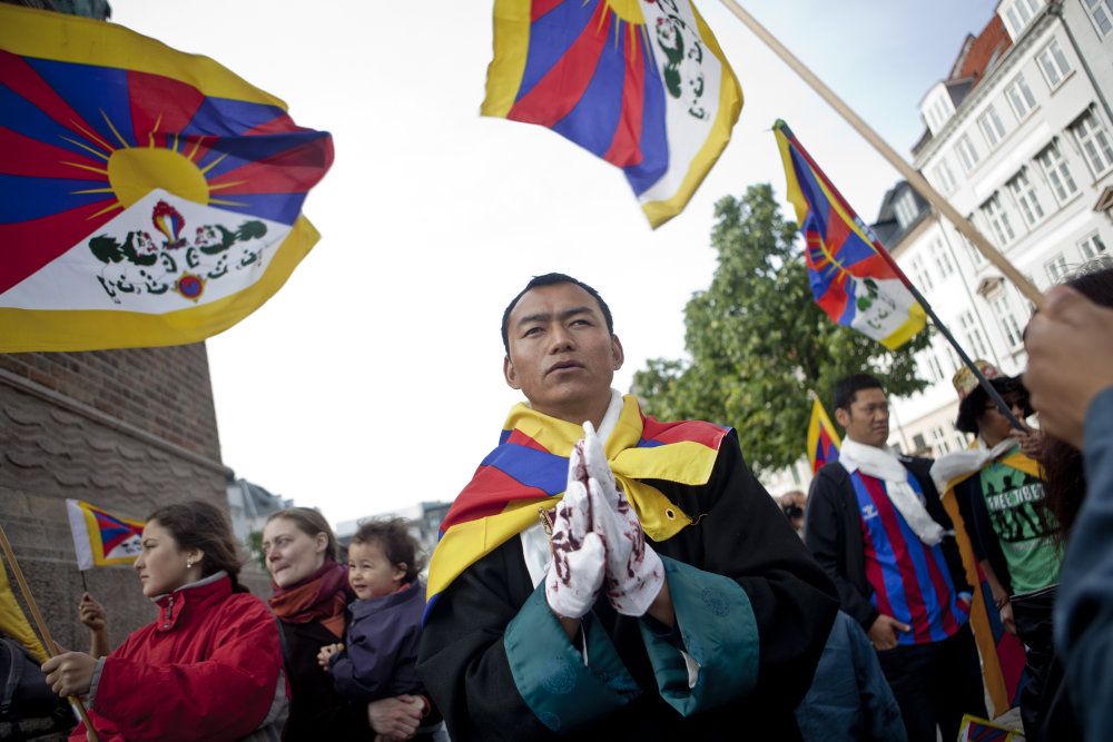 Demonstration mod Kinas overtrædelser af menneskerettighederne i Tibet på Højbro Plads i København fredag den 15. juni 2012. Kinas statsoverhoved, Hu Jintao, der var i København den dag, så dog ikke aktivisternes flag, der blev fjernet eller bragt ud af syne af danske betjente.