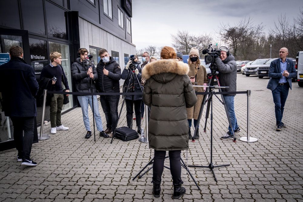 Venstres Inger Støjberg taler med pressen søndag efter ekstraordinært landsmøde i Roskilde, hvor hun trådte tilbage som næstformand.