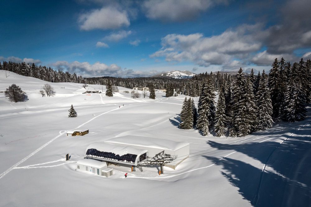 En lukket skilift i Østrigs naboland Schweiz. I Østrig er pisterne åbne for de lokale borgere.