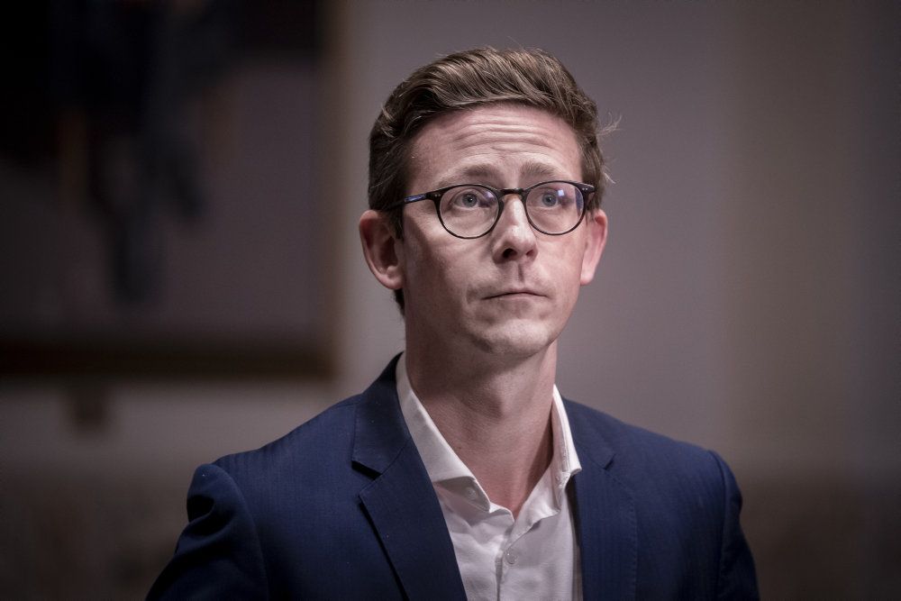 Ifølge den tidligere skatteminister Karsten Lauritzen ville det være forkert, hvis der ikke var lighed for loven, selv om man sidder i samme parti. Derfor skal hans partifælle Inger Støjberg for en rigsret. Det fastslog Lauritzen torsdag i Folketingssalen. (Arkivfoto)