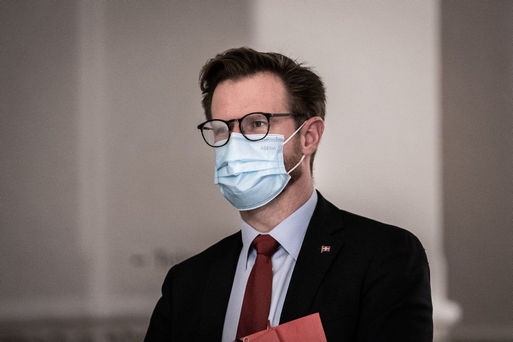 Transportminister Benny Engelbrecht (S) vil overveje muligheden for en ny fast forbindelse mellem Helsingør og Helsingborg. Udfordringen er dog, at det vil koste skatteyderne 14 milliarder kroner, hvis man vil lave en tunnel med både vej- og jernbane til Sverige fra Helsingør. Samtidig vil det efterlade færre penge til infrastrukturprojekter i andre dele af landet.