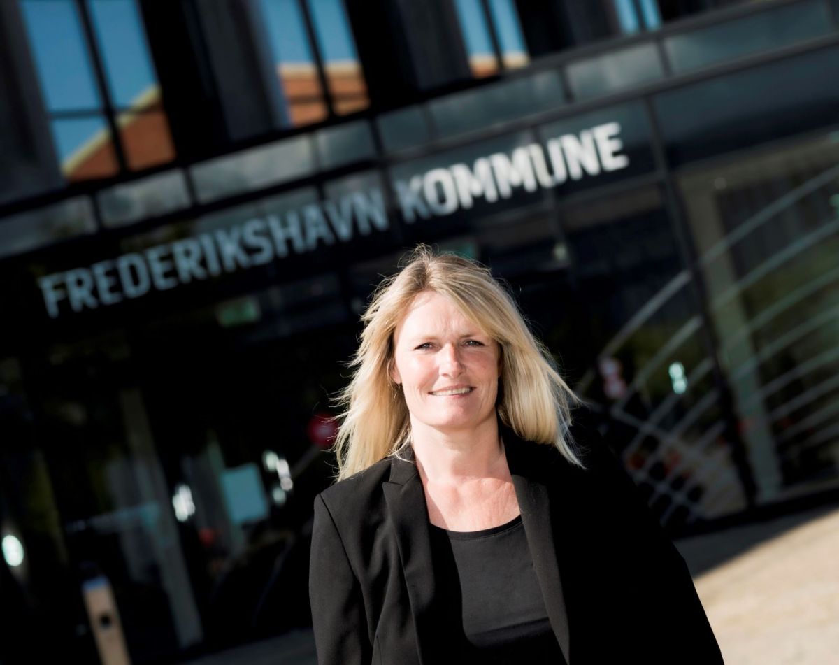 Pårørende til plejekrævende ældre må meget gerne hjælpe med at få booket tid til vaccination, lyder det fra borgmester i Frederikshavn Birgit S. Hansen.