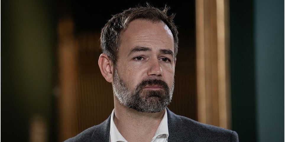 "Nu har vi mulighed for at gå lidt tættere på. Også hvis vi oplever, at der er et stort smitteudbrud i et lokalområde, så kan vi gå ind og lave aftaler med Styrelsen for Patientsikkerhed om, hvordan vi i fællesskab får bugt med smitten og får brudt smittekæder," siger Jacob Bundsgaard
