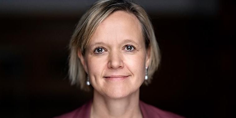 Københavns Kommune har over to et halvt år fået 240 ledige over 30 år til at uddanne sig som social- og sundhedsmedarbejdere med bedre økonomi end på SU og elevløn. Beskæftigelses- og integrationsborgmester Cecilia Lonning-Skovgaard er begejstret for resultatet.