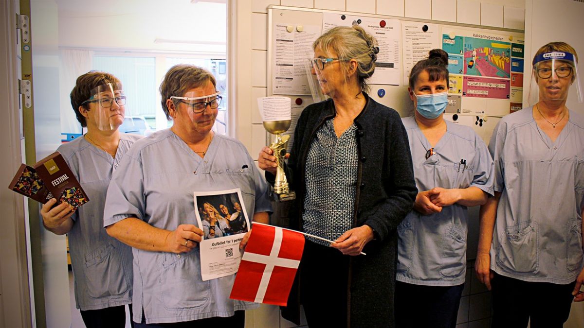 Forstander Helle Staudt overrakte bæredygtighedsprisen til Elin Sloth Blemholt (nr. 2 fra venstre), der desuden fik biografbilletter og chokolade til afdelingen