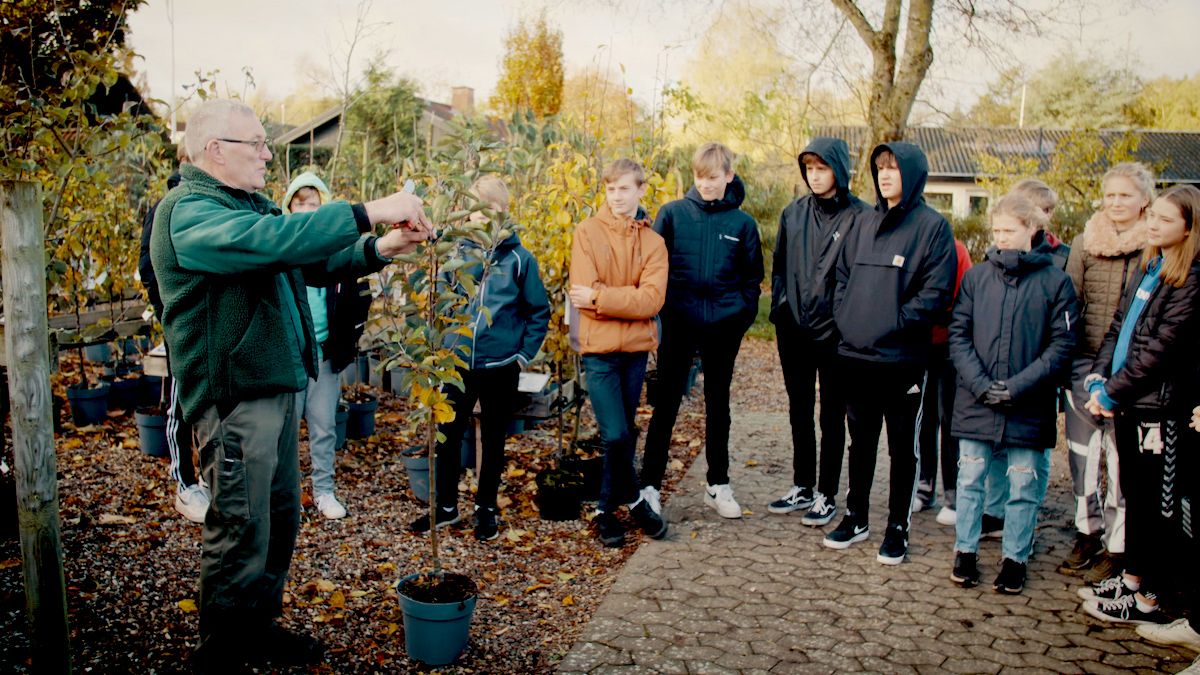 I Sorø vil man gerne have meget mere skole-virksomhedssamarbejde. Her er et eksempel med skoleklassen 8. A, som er på besøg på Broby Planteskole.