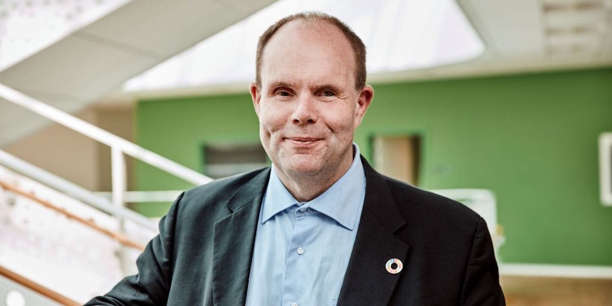 "Der er behov for, at myndighederne er mere klare i deres udmelding om, hvem der skal prioriteres. Lige nu er der en tendens til, at alle prøver at stille sig forrest," siger formanden for Danske Handicaporganisationer Thorkild Olesen.