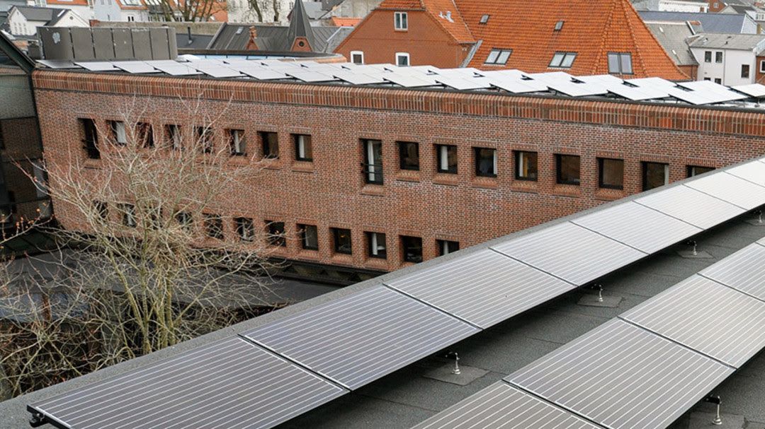Bæredygtighed handler om meget mere, end de solceller som dækker taget af Holstebro Rådhus.