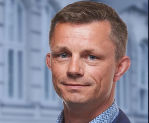 Det vil sætte al udvikling i kommunen i stå, hvis alle store beslutninger skal til folkeafstemning lokalt, mener byrådsmedlem Kim Sunesen (V).