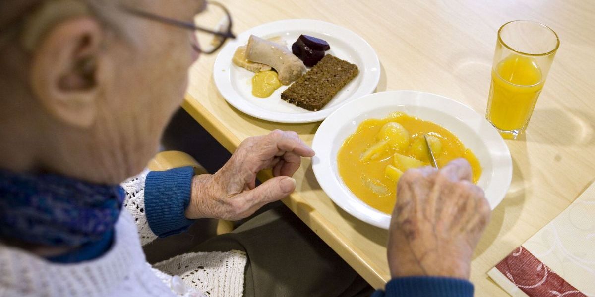 En borger ønsker, at kommunens kantiner i et år serverer de samme måltider, som de ældre på plejehjemmene får.