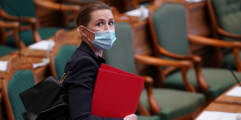 Statsminister Mette Frederiksen på vej til møde i folketingssalen fredag. -