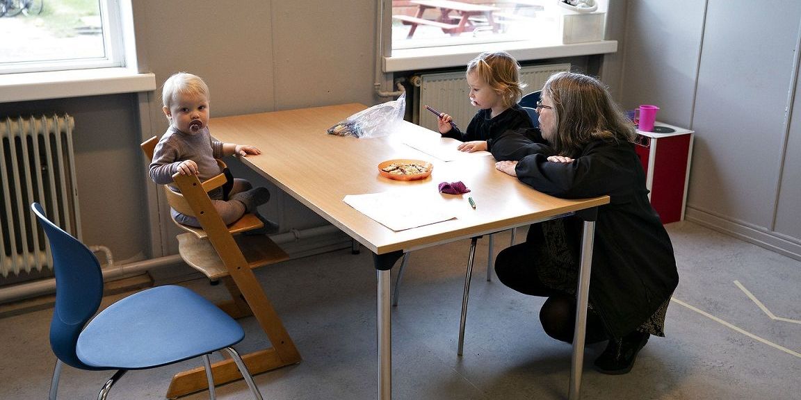 Pædagoger er bekymrede for smitterisikoen, hvis forældrene ikke bærer mundbind ved aflevering. Nogle kommuner kræver det - andre opfordrer til brug. (Arkiv)