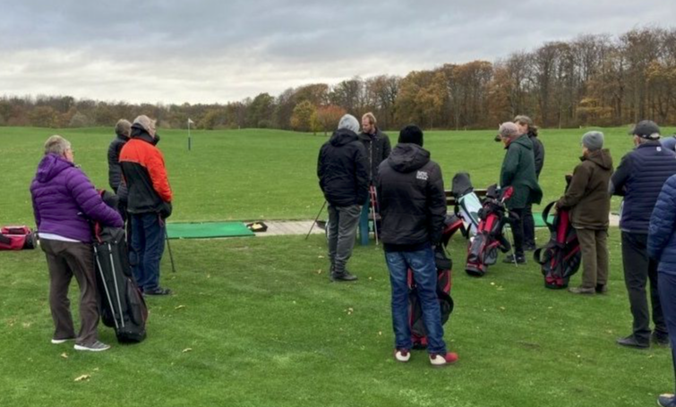 Foreningsbrobygger i Guldborgsund Kommune. Golftræning er én af de sportsgrene foreningsbrobyggeren har deltaget i.