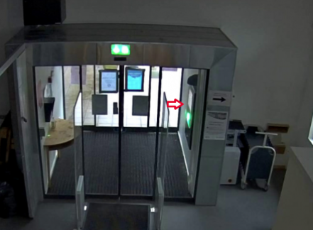 Automaten til at aflevere biblioteksbøger bliver mere og mere populære. Her på Hareskov Bibliotek er den placeret i vindfanget, så biblioteksbrugerne kan står tørskoet og fodre automaten med bøgerne.