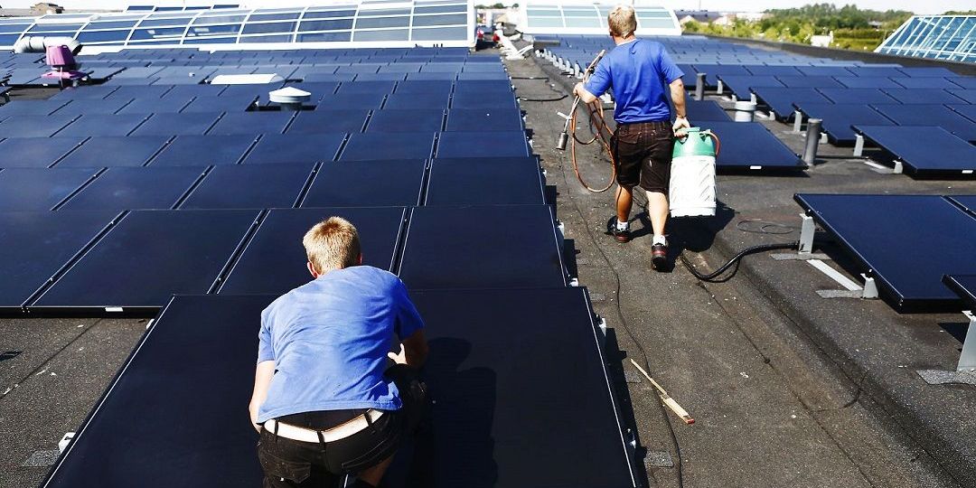 Ifølge KL blev der i hele 2019 ikke etableret et eneste solcelleanlæg i kommunerne. Ny delaftale betyder, at det fremover bliver nemmere og billigere for kommunerne at etablere anlæggene. (Arkiv)