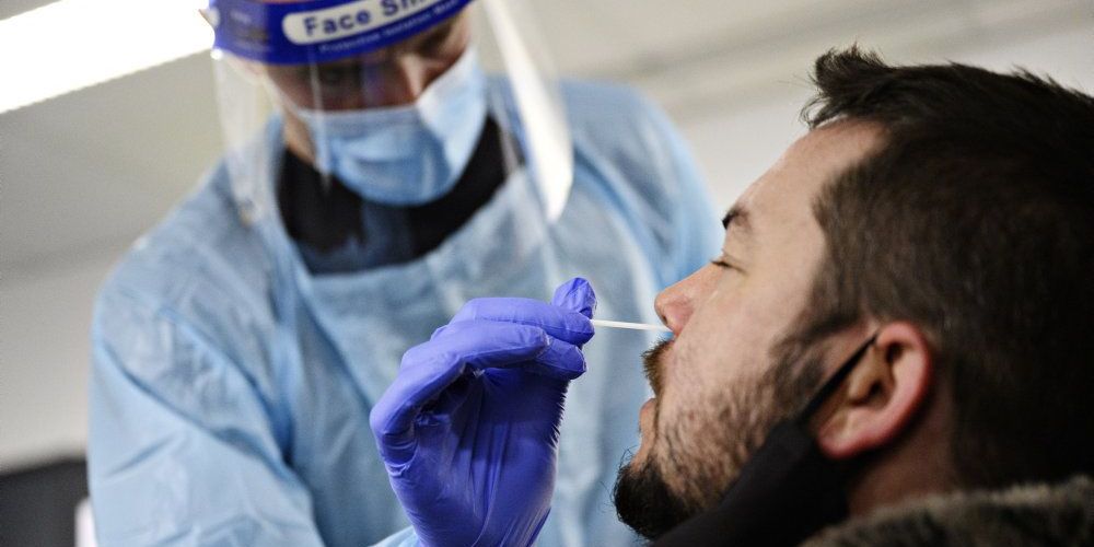 Kommunerne har fået besked på at benytte rullende testtilbud med de såkaldte lyntest, hvor man hurtigt kan få svar på, om man er smittet med coronavirus. Men kommunerne føler sig usikre på, hvem der skal benytte tilbuddet, og om myndighederne bakker helhjertet op om testformen. (Arkiv)