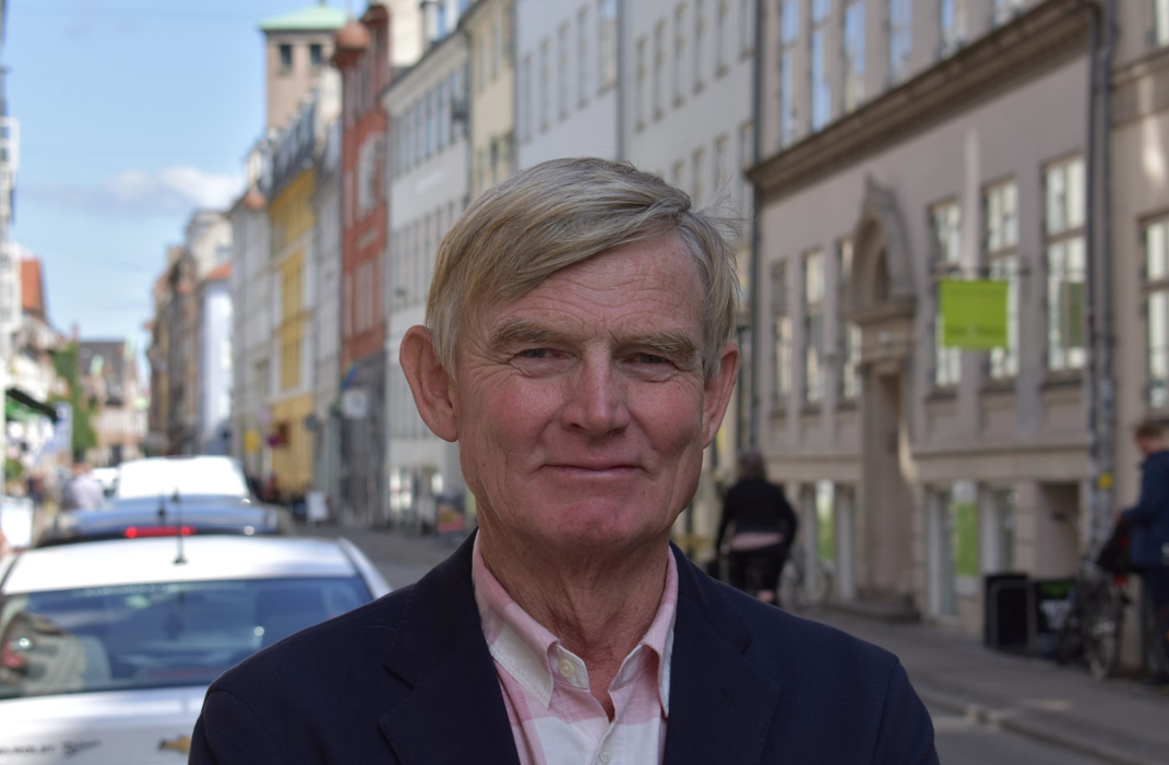 "Nedrivningerne bør stoppes. Ikke alene er de ødelæggende for bymiljøerne; de er et ressourcespild," skriver formanden for foreningen Arkitekturoprøret Jep Loft.