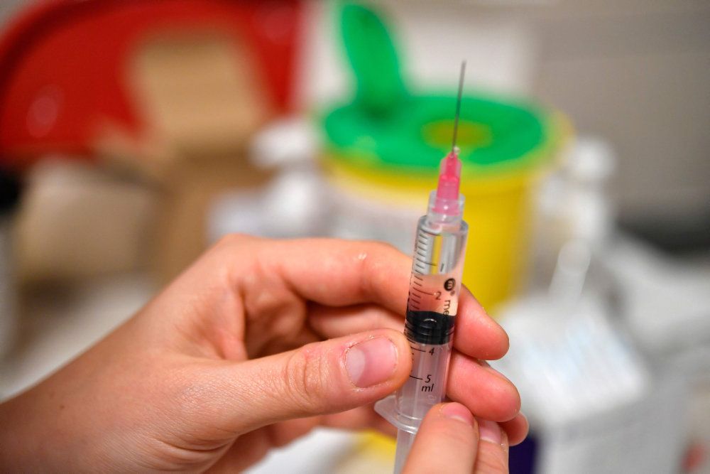 Selv om nogle borgere på 85 år og derover nu må vente lidt på at blive vaccineret, så regner Statens Seruminstitut fortsat med, at arbejdet med at vaccinere danskerne vil være færdigt 27. juni.