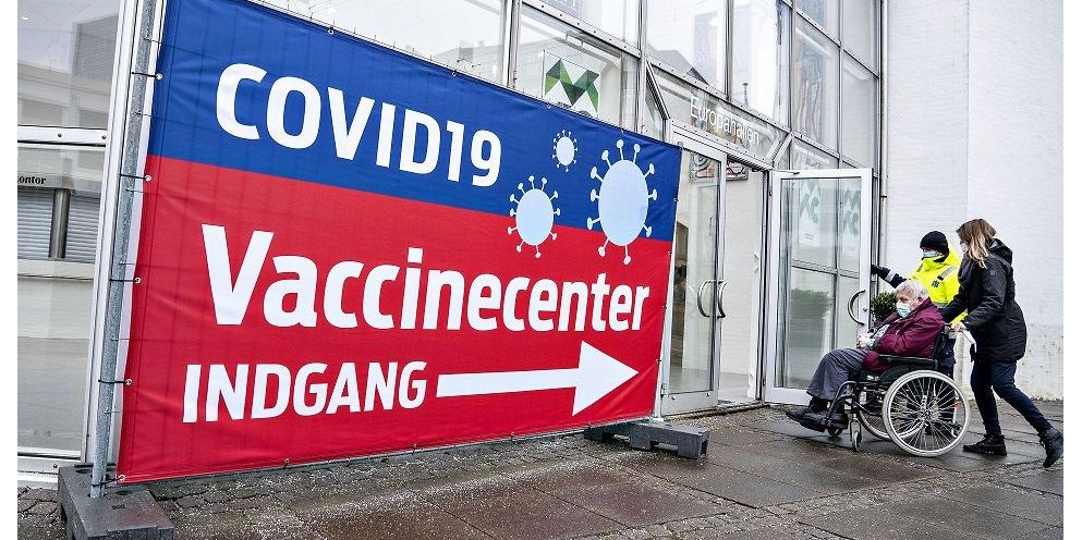 Det vælter ind med opkald fra borgere, der ikke kan booke tid til en coronavaccination på trods af, at de har modtaget en invitation til at booke en tid. (Arkiv)