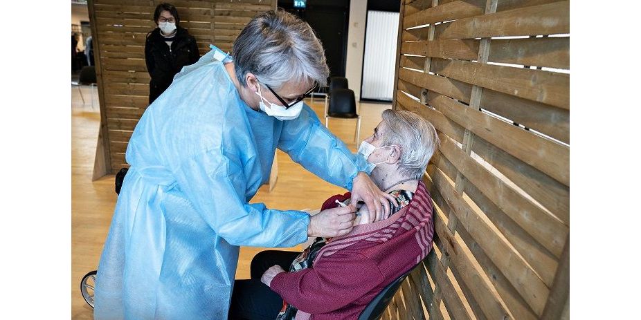Fagforbundet FOA er "stærkt bekymret" for den personalemangel, som kan komme ved at udskyde vaccinationen af frontpersonale. (Arkiv)