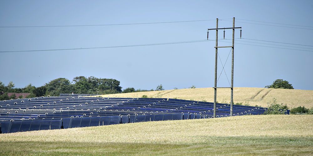 Solcelleanlæg skal fra 2024 betale en markant højere grundskyldspromille af jorden, hvis de ligge ri yderkommuner istedet for de mere bynære kommuner.