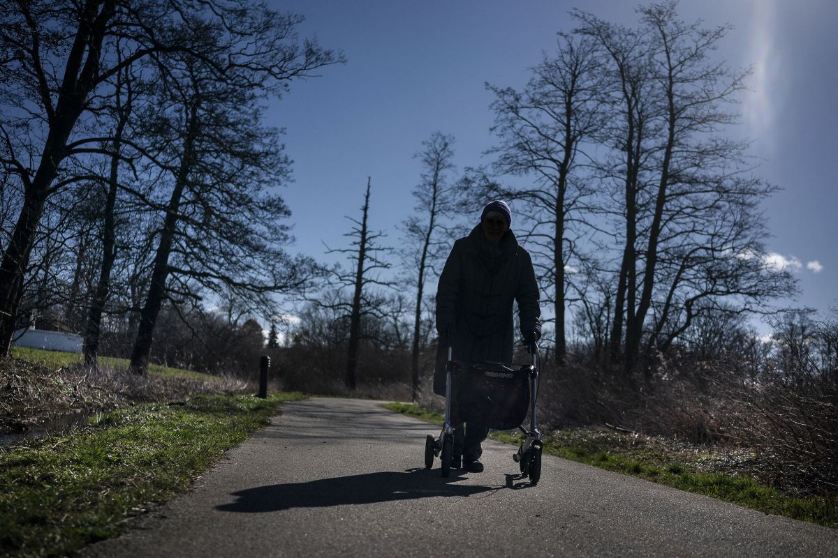 Røde Kors Aarhus har med støtte fra kommunen lavet initiativet 'Forårsvenner'. Her tilbyder Røde Kors at knytte kontakt mellem frivillige og ældre, så de f.eks. kan gå en hyggelig gåtur eller tage en kop take away-kaffe sammen i den lokale park.