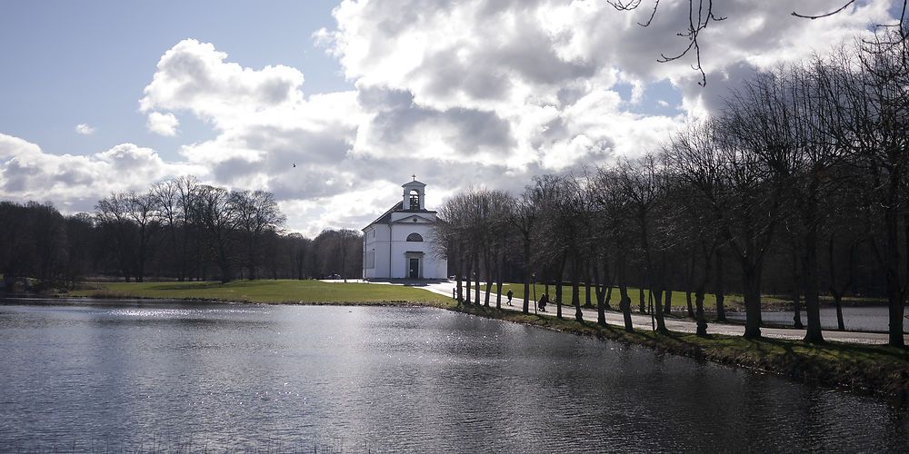 I Hørsholm Kommune, her afbilledet ved Hørsholm Kirke, går borgerne fra 2022 glip af stort udligningstilskud, fordi partierne bag udligningsreformen inkluderede en særlig klausul i kriteriet for faldende folketal.
