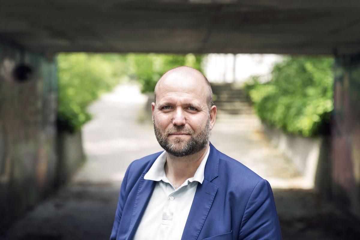 "Vi bliver ganske enkelt nødt til at skabe en folkeskole, der er indrettet til at rumme flere børn, hvis det her ikke skal tømme almenområdet for ressourcer," siger udvalgsformand i KL og borgmester, Thomas Gyldal Petersen til Jyllands-Posten.