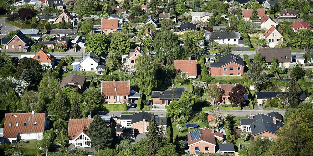 En fuldstændig gennemsnitlig familie kan i gennemsnit bruge 670 tusind kroner mere på en nyt parcel- eller rækkehus i Greve Kommune, end de kan i Lolland Kommune.