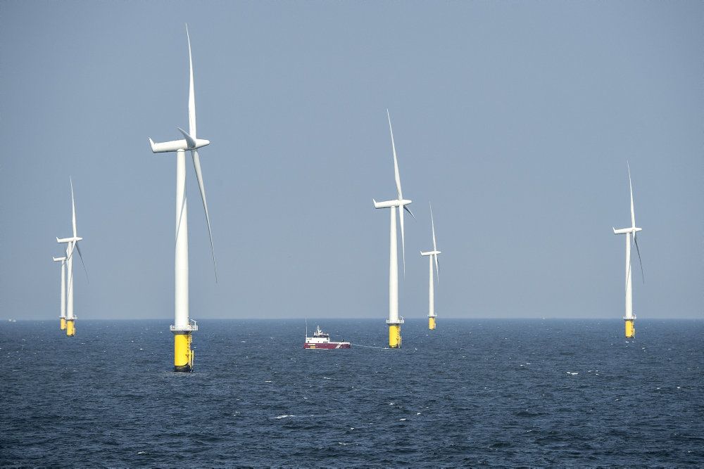 Danmark skal producere mere strøm fra havvind og til det formål skal der etableres en energiø 80 kilometer ude i Nordsøen. Torsdag blev et bredt flertal enig om en aftale, der bringer energiøen tættere på etablering.